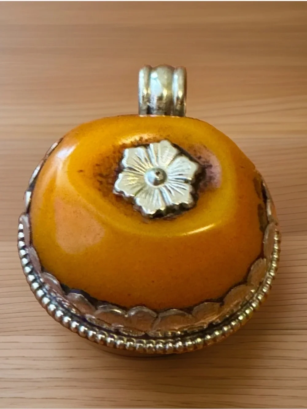 Vintage Hand Carved Traditional Tibetan Amber Bakelite Pendant Set In Silver 17g